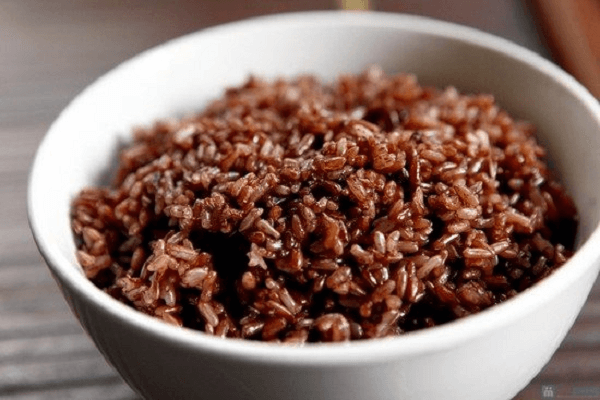 Bạn nên chọn gạo lứt để đảm bảo chế độ dinh dưỡng