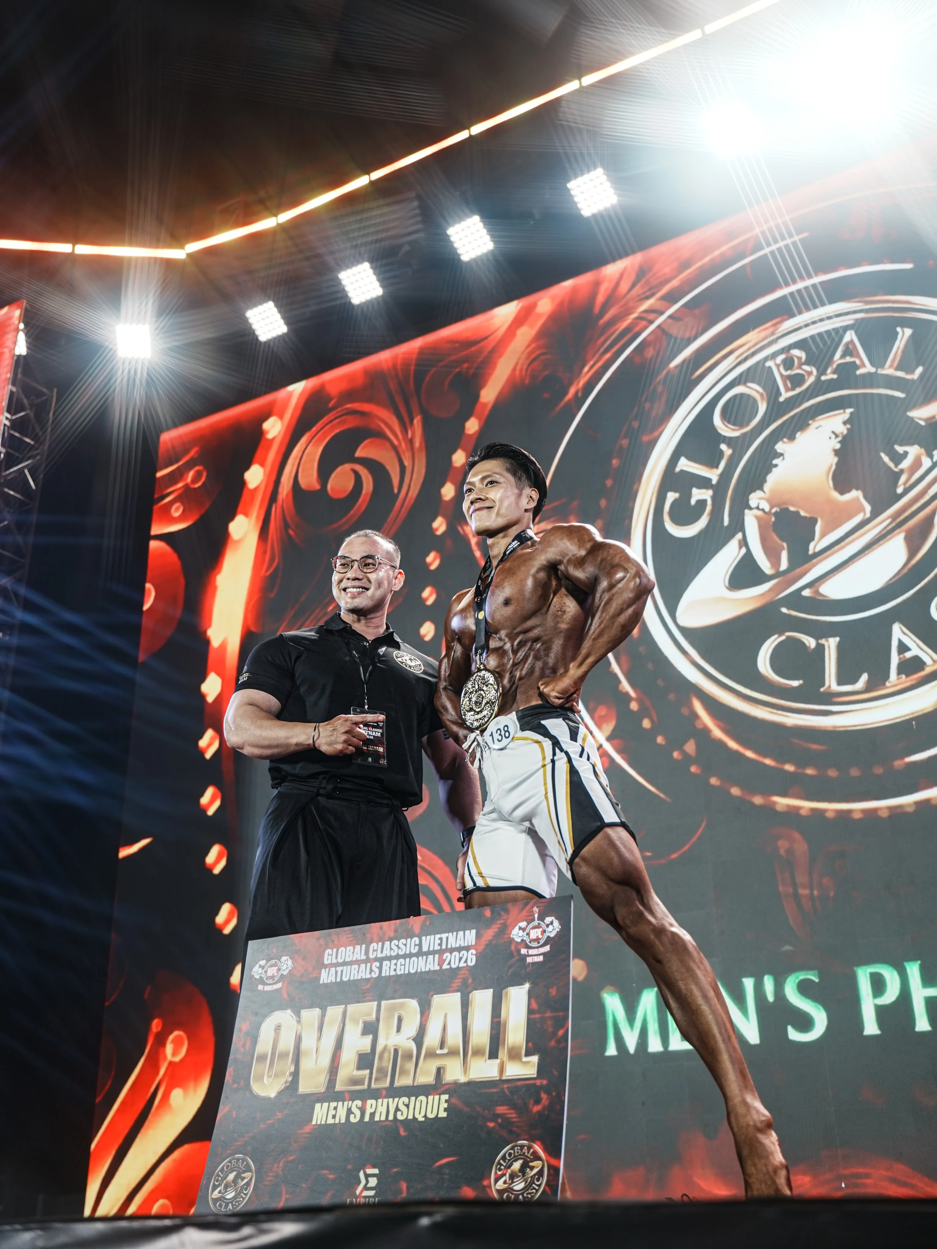 Giang Hoàng nhận giải Overall Men's Physique
