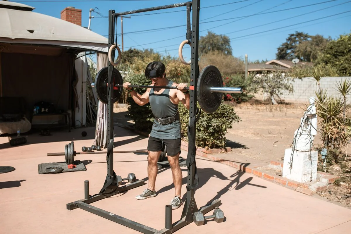 Đai Lưng Tập Gym Có Cần Thiết Không? 15 Người tập đeo đai lưng tập gym khi squat tạ nặng để ổn định cột sống và tăng áp lực ổ bụng